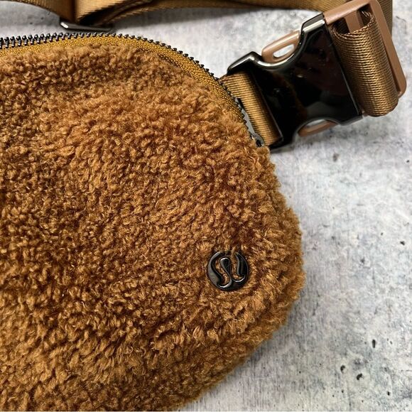 Lululemon Everywhere Belt Bag Burnt Caramel - Picture 3 of 9